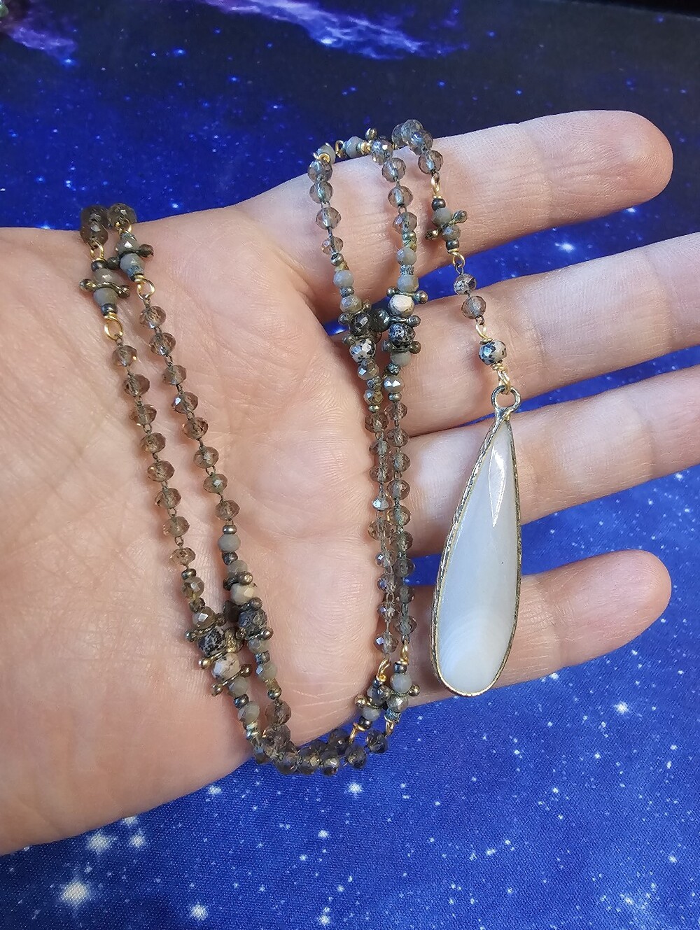 White Teardrop Pendant Beaded Necklace